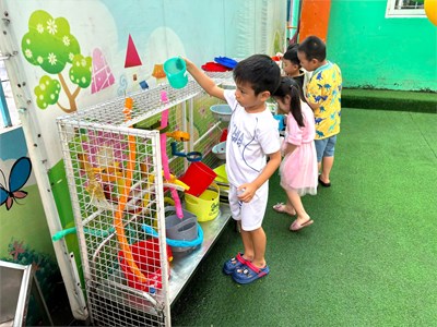 Hoạt động vui chơi ngoài trời của các bé lớp Lá 2
