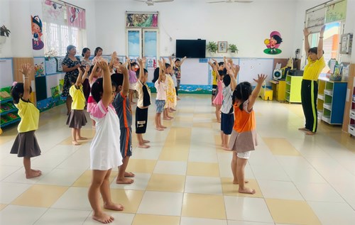 Hoạt động học  Ném xa 1 tay  - Lớp Lá 4