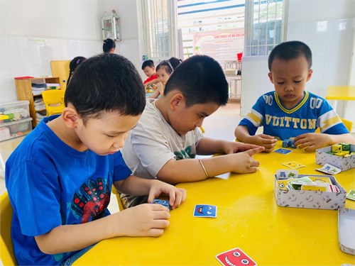 Hoạt động vui chơi trong lớp của các bé lớp Lá 3