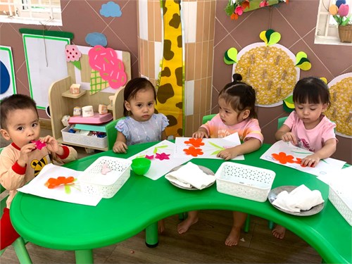 Các bé lớp Cơm thường 2 tập dán hoa
