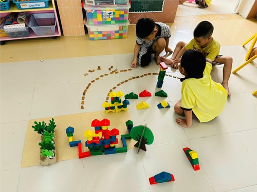 Hoạt động vui chơi trong lớp của các bé lớp Lá 2