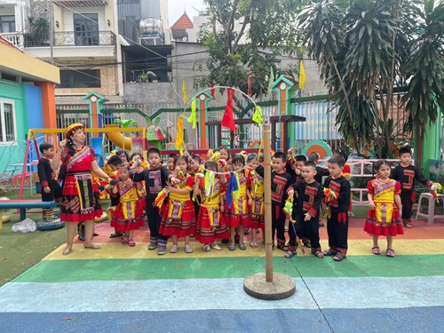 Những hình ảnh của các con lớp Lá 4 với chương trình  Sắc màu Tây Bắc 