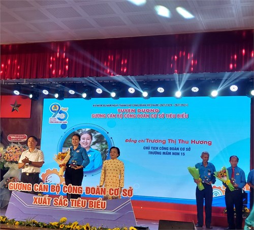Đồng chí Trương Thị Thu Hương - Chủ tịch Công đoàn cơ sở trường Mầm non 15 được tuyên dương Gương cán bộ Công đoàn cơ sở tiêu biểu tại LĐLĐ quận Tân Bình