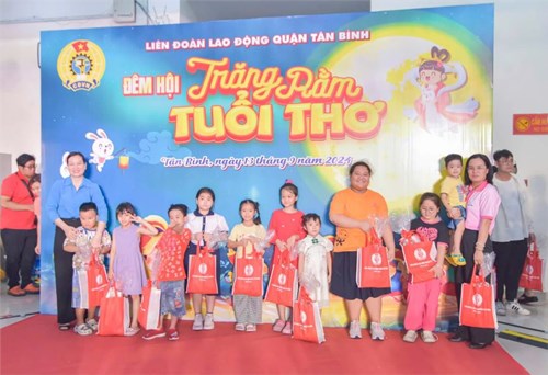 Con của Công đoàn viên CĐCS trường mầm non 15 được trao quà Trung thu tại Liên đoàn Lao động quận Tân Bình