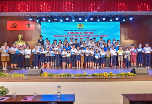 Con của Công đoàn viên CĐCS Trường mầm non 15 được trao học bổng Nguyễn Đức Cảnh tại Liên đoàn Lao động quận Tân Bình