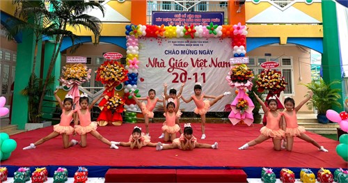 Tiết mục Nhịp điệu do các bé khối Lá trình diễn -  Bông hồng tặng cô 