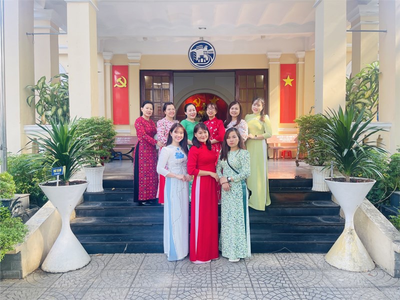 Công đoàn Trường Mầm non 17 viếng thăm nhà Truyền thống quận; xem tư liệu tìm hiểu lịch sử ngày Quốc tế Phụ nữ 8/3  và ngày Quốc tế hạnh phúc 20/3