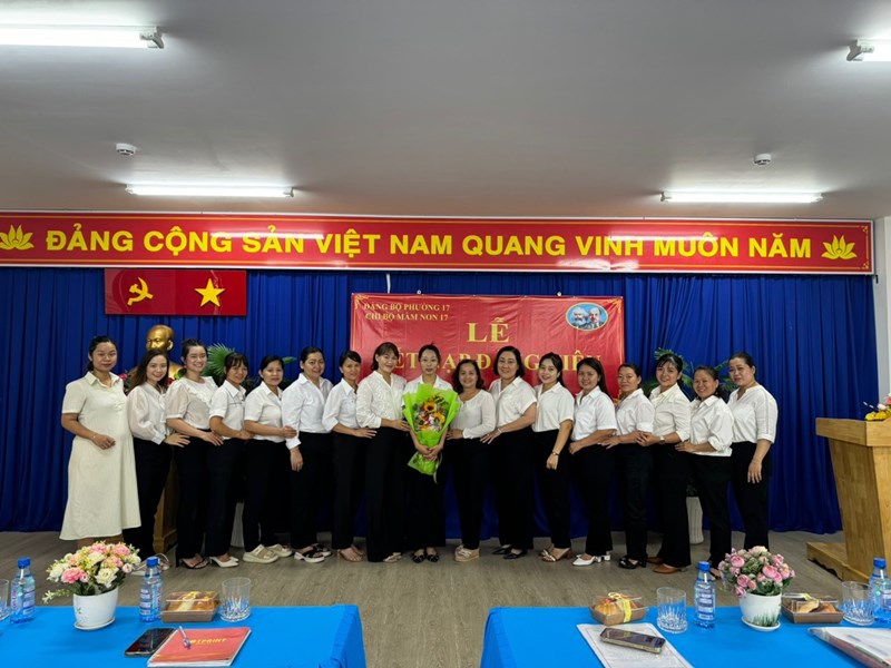 Lễ kết nạp Đảng cho đồng chí Nguyễn Thị Mộng Tuyền