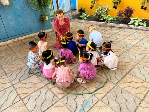 Lớp cơm thường tổ chức hoạt động ngoài trời cho trẻ