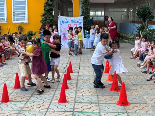 Khối Chồi tổ chức các hoạt động ngoài trời cho các bé