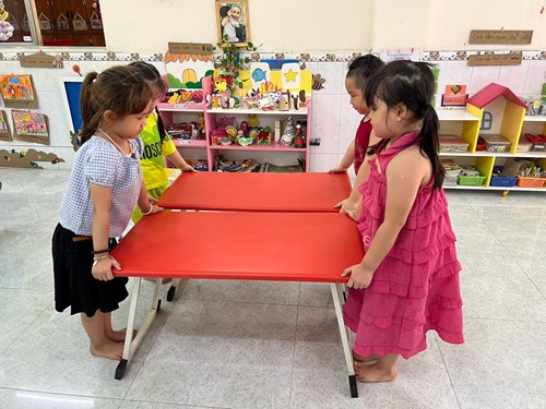 Chuẩn bị giờ ăn của các cháu lớp Lá.