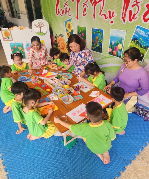 Ngày 06 và 07 tháng 3 năm 2024, Trường mầm non 19 tổ chức cho trẻ làm thiệp chúc mừng ngày QTPN 8/3