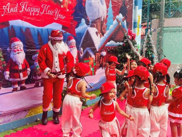 Bé vui Noel năm 2024