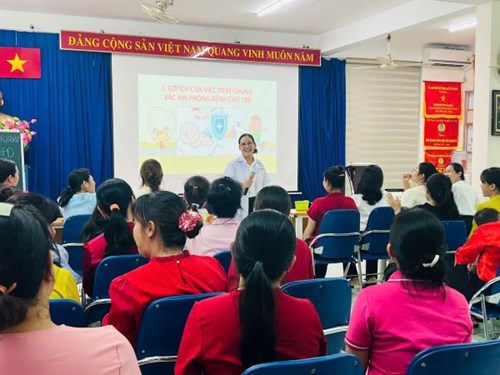 Tập huấn công tác phòng chống dịch bệnh truyền nhiễm trong nhà trường.