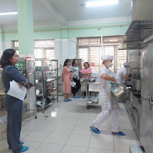 Sáng ngày 19/12/2023, trường Mầm non 19/8 hân hạnh đón tiếp đoàn của phòng giáo dục về chấm thi Cấp dưỡng giỏi năm học 2023 - 2024