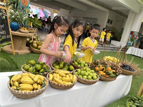 Trường mầm non tổ chức tiệc buffet xuân cho các bé