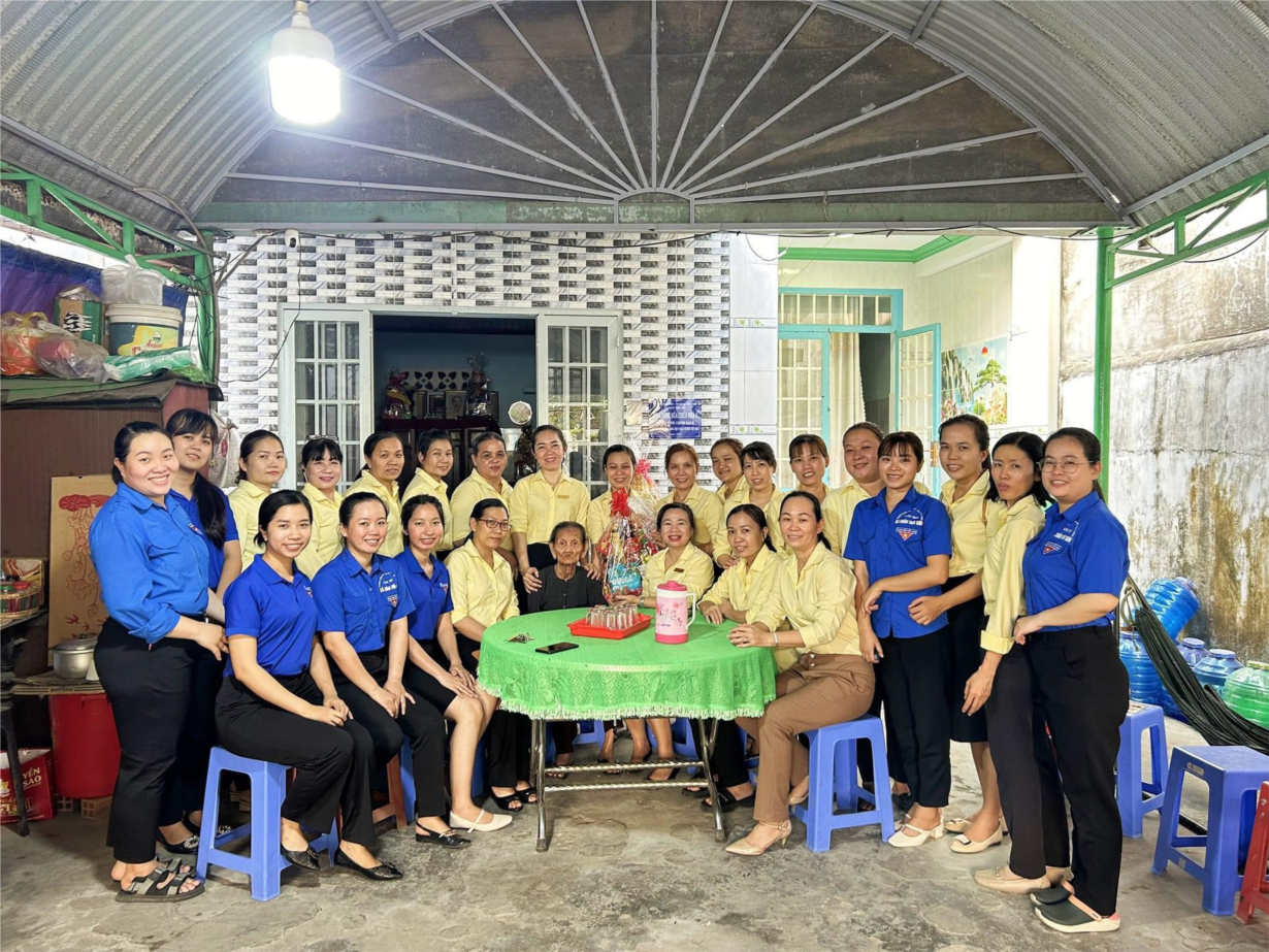 🌷Nhằm hướng đến các hoạt động chăm lo mẹ Việt Nam anh hùng, gia đình có công với cách mạng nhân dịp Xuân Giáp Thìn 2024. Chi đoàn phối hợp với chi bộ, công đoàn trường Mầm Non 19/8 đến thăm hỏi, tặng quà mẹ Việt Nam anh hùng Đỗ Thị Nết, địa chỉ đỏ ấp 2, địa chỉ đỏ ấp 3 xã Xuân Thới Sơn.