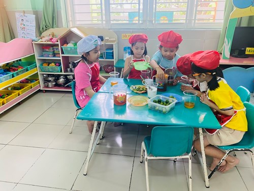 Một số hoạt động vui chơi trong lớp của các bé khối lá.