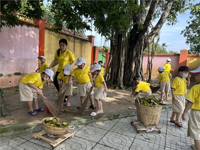 Trẻ lao động vệ sinh tại sân trường.