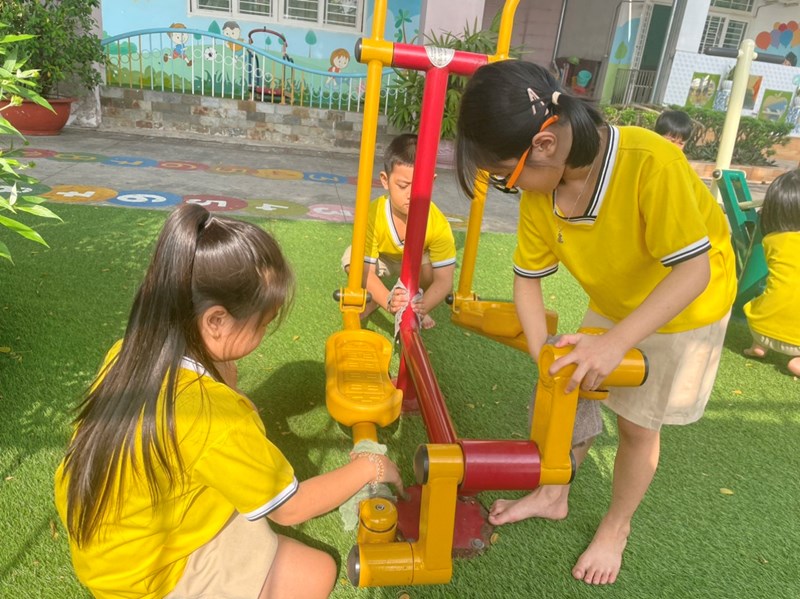 Lao động vệ sinh lớp học và sân trường