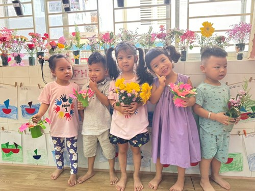 Các bé lớp Mầm 1 làm thiệp, vẽ tranh, cắm hoa tặng Cô, Bà, Mẹ... ngày 8/3