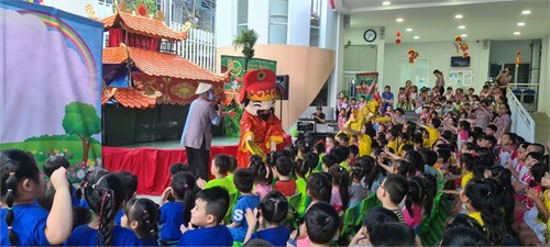 Bé xem múa rối nước cổ truyền