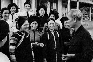 Những mẫu chuyện về bác hồ với phụ nữ