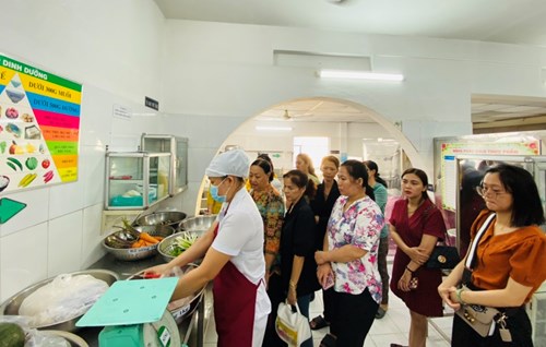 Phối hợp cùng phụ huynh giám sát bếp ăn của trường