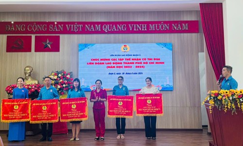 CĐCS Trường Mầm non 1 nhận cờ thi đua của LĐLĐ Thành phố