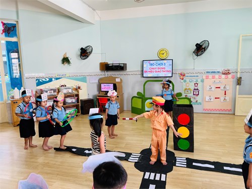 Các bé lớp Chồi 3 hưởng ứng Tháng an toàn giao thông.