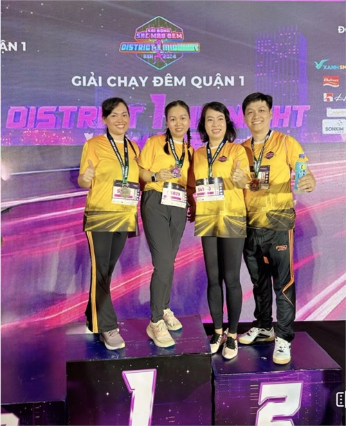 Truờng Mầm non 20/10 
tham gia giải chạy đêm Quận 1.
Vào đêm 12 và rạng sáng ngày 13/10/2024, công đoàn viên trường Mầm non 20/10 đã tham gia Giải chạy bộ đêm Quận 1 – District Midnight Run 2024 do Uỷ ban nhân dân Quận 1 phối hợp cùng Sở Văn hoá và Thể thao Thành phố Hồ Chí Minh tổ chức. Nhà trường có 13 công đoàn viên tham gia chạy với cự ly 5km, trên các tuyến đường trung tâm của Quận 1. Với giải chạy đêm đã giúp cho công đoàn viên trường được đi qua các di tích lịch sử nổi tiếng, từ đó hiểu thêm về văn hoá du lịch của Thành phố Hồ Chí Minh.
MN20/10