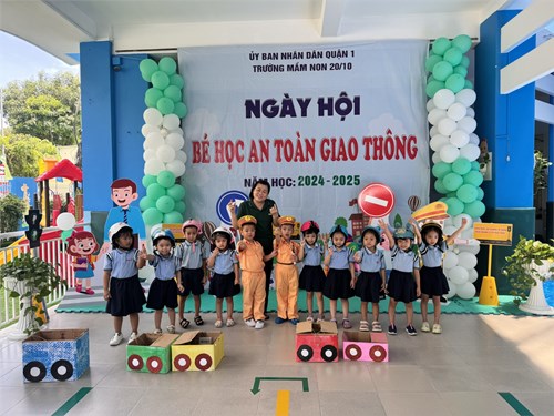 Hoạt động hưởng ứng Tháng an toàn giao thông của các bé lớp Chồi 2