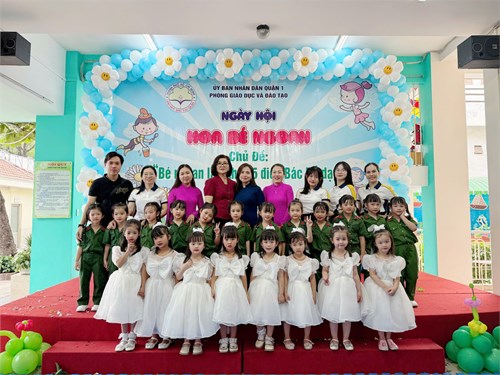 Trường mầm non 20/10 
tham gia ngày hội “hoa bé ngoan”.