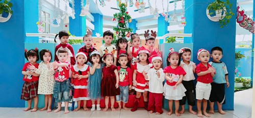 Các bé lớp gấu bông vui đón Noel