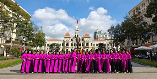Trường mầm non 20/10 tham quan trụ sở ủy ban nhân dân thành phố và một số di sản quận 1