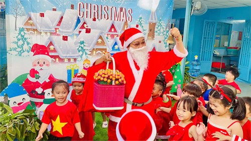 Nhà trường tổ chức lễ hội bé vui với ông già Noel