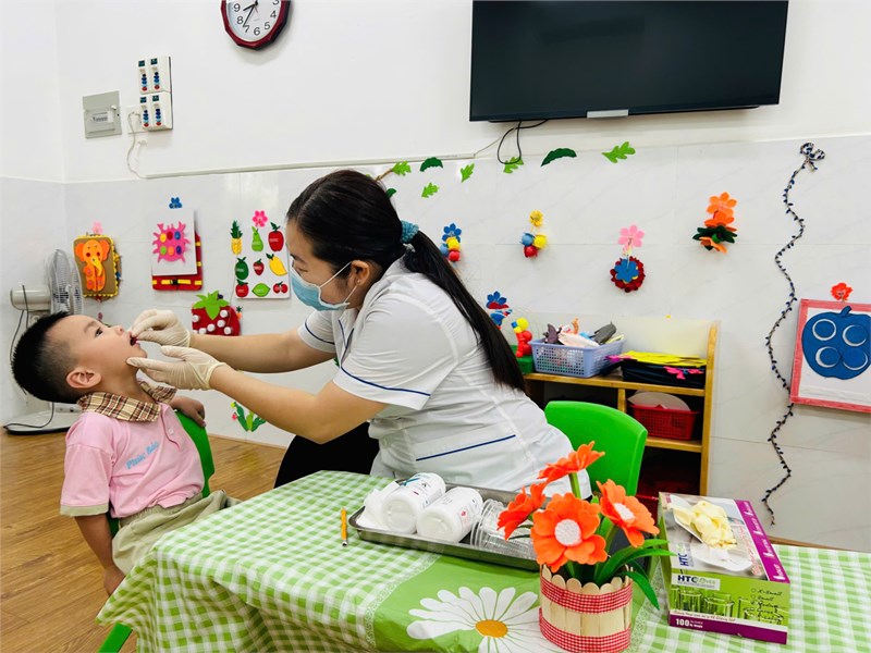 Nhà trường phối hợp với trạm y tế Phường 22 tổ chức cho trẻ dưới 36 tháng uống vitaminA