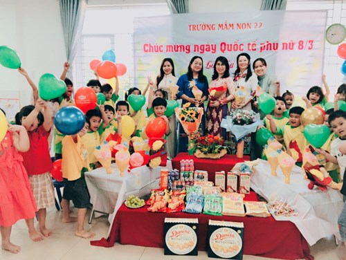 Cô và trẻ Chào mừng Ngày Quốc tế Phụ Nữ (08/3/2024)