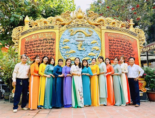 CĐCS Trường Mầm non 22 tham quan Nhà Truyền thống Quận và viếng Đền thờ Hai Bà Trưng