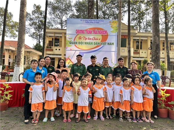 Tham quan Doanh trại Quân đội
