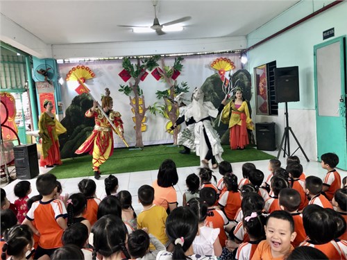 Các bé được xem kich tại trường