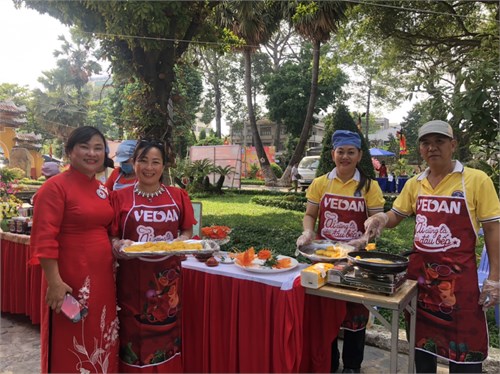 Các cô tham gia Hội thi Làm mức tết do Hội Chữ thập đỏ quận Bình Thạnh tổ chức.