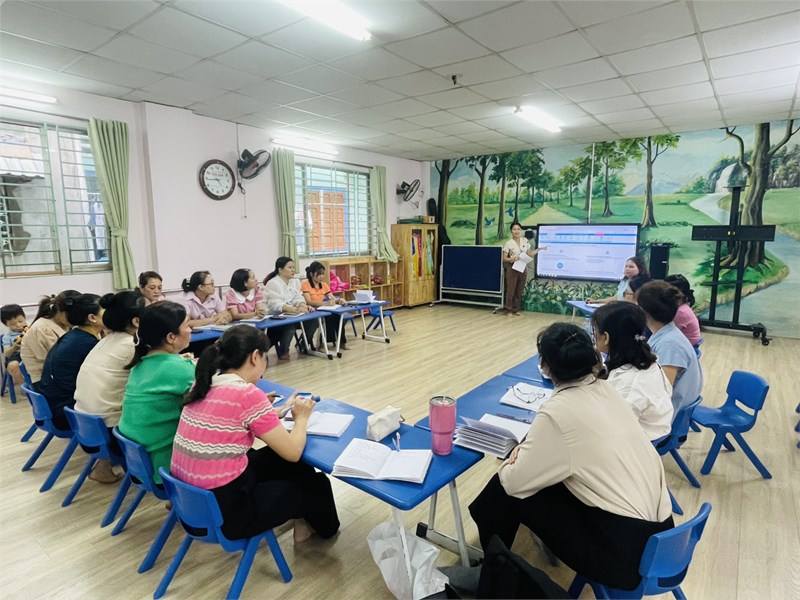 Tổ chức họp chuyên môn và bồi dưỡng chuyên đề cho giáo viên.