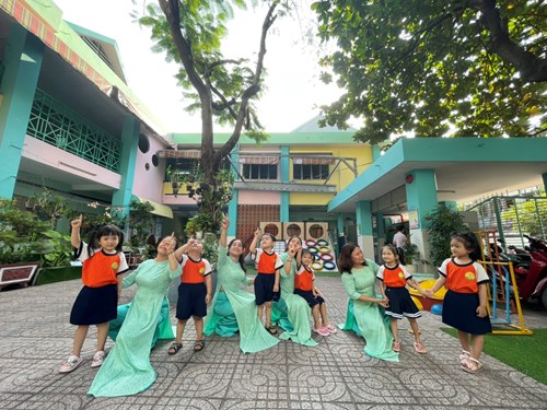 Hưởng ứng tuần lễ áo dài chào mừng ngày Quốc tế Phụ nữ 8/3