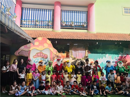 Hình lưu niệm lớp Chồi 2 tham gia múa rối tại trường