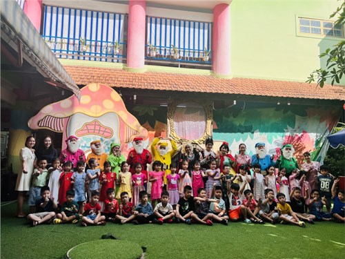 Hình lưu niệm lớp Lá 2 tham gia múa Rối tại trường