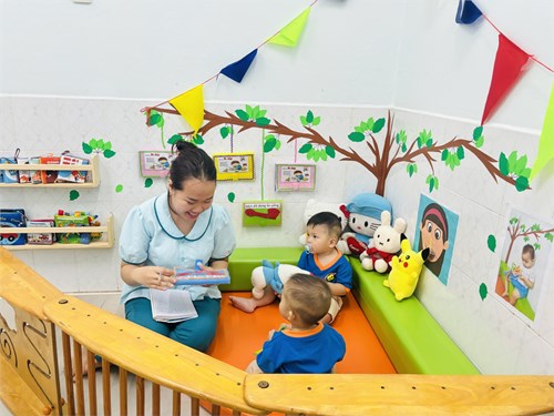 Thực hiện theo kế hoạch thực hiện nhiệm vụ năm học 2024-2025, Trường Mầm non 24B tổ chức chuyên đề  Xây dưng môi trường giáo dục phát huy tính tích cực của trẻ . Giáo viên thực hiện: cô Lê Thị Hồng Hạnh - lớp Thỏ ngọc (13-18 tháng)