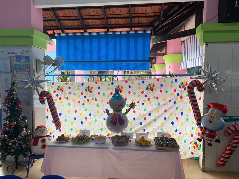 Buffet vui Giáng sinh lớp Lá 1