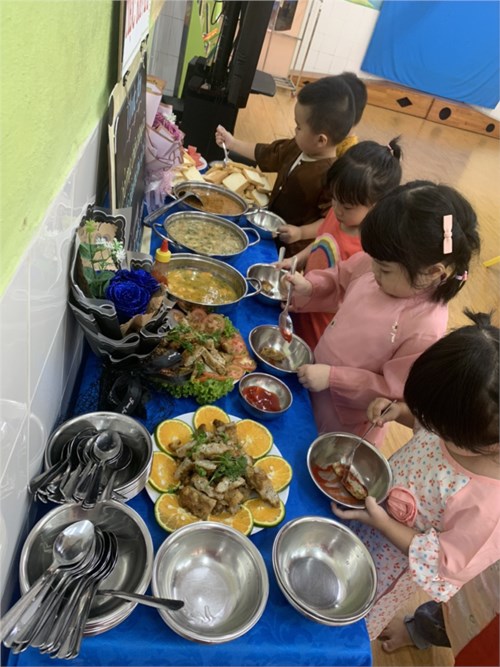 Tiệc buffet chào mừng Ngày Quốc tế Phụ nữ 08/03/2024 lớp Mầm 2