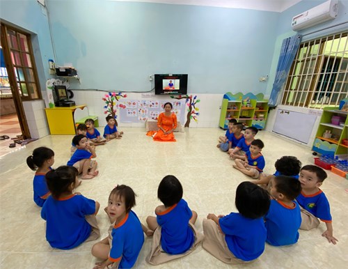 Thực hiện theo Kế hoạch năm học 2023-2024, Trường Mầm non 24B tổ chức thao giảng chuyên đề “Tổ chức các hoạt động trải nghiệm nhằm hình thành và phát triển các biểu tượng toán cho trẻ mầm non” cho các giáo viên học tập. Giáo viên thực hiện chuyên đề: Cô Nguyển Thị Thanh Huyền, lớp Mầm 1